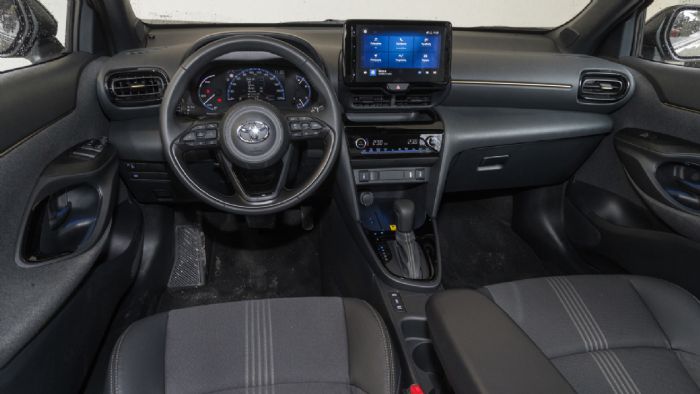 Τo Yaris Cross διαθέτει μια νεανική εικόνα, με digital διάκοσμο και πολλές θέσεις για μικροαντικείμενα. Τo Yaris Cross διαθέτει μια νεανική εικόνα, με digital διάκοσμο και πολλές θέσεις για μικροαντικείμενα.